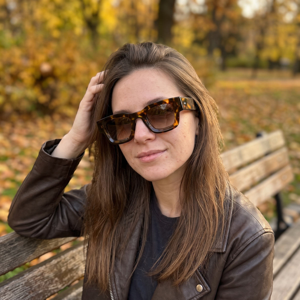 K5 Arlo sunglasses in Tortoise / Brown Gradient, worn by a woman